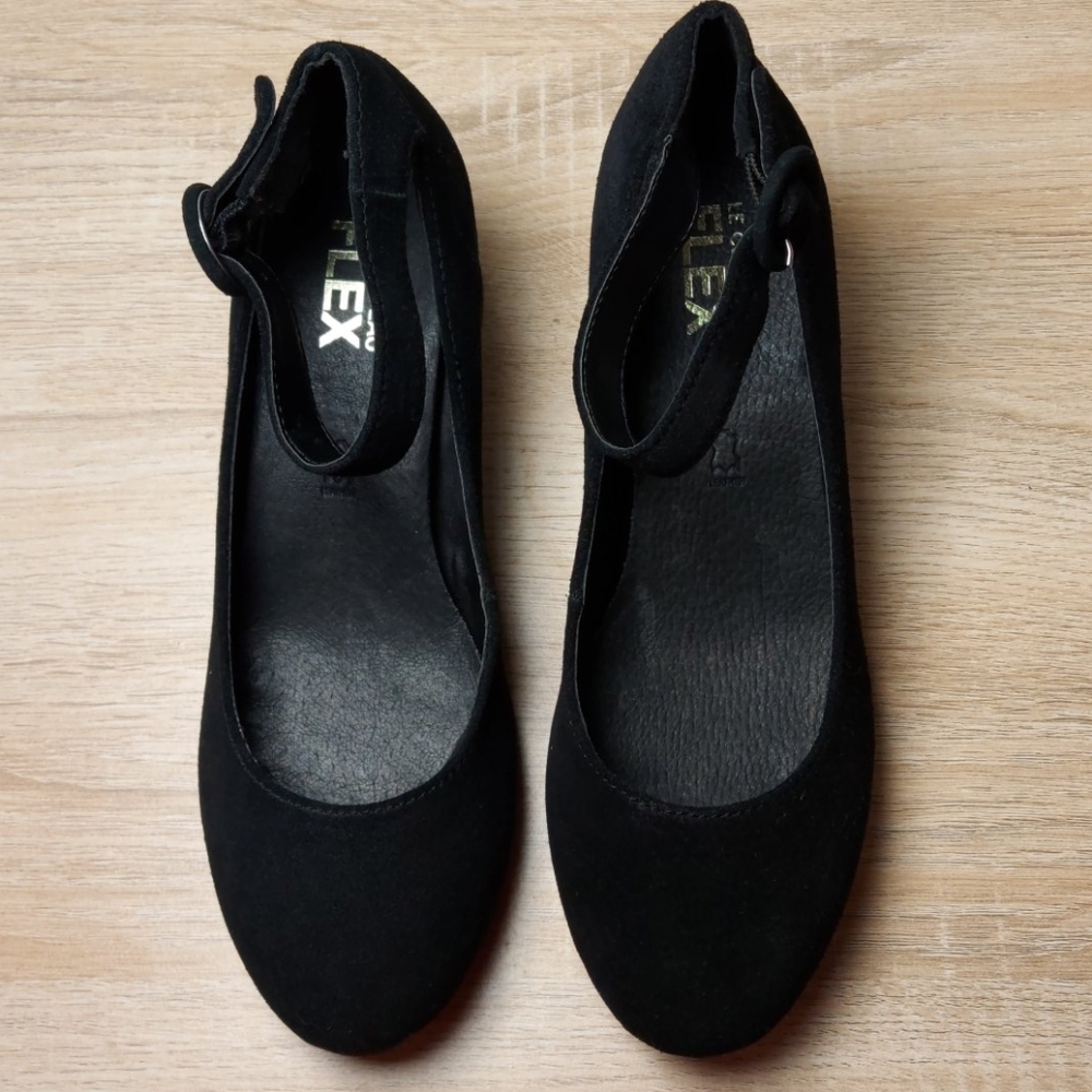 Le Château black heals with strap - Picture 2 of 3